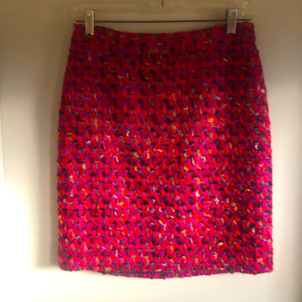 Straight skirt,  70%wool/blend, zipper back, black lined, 21" long, 19" wide